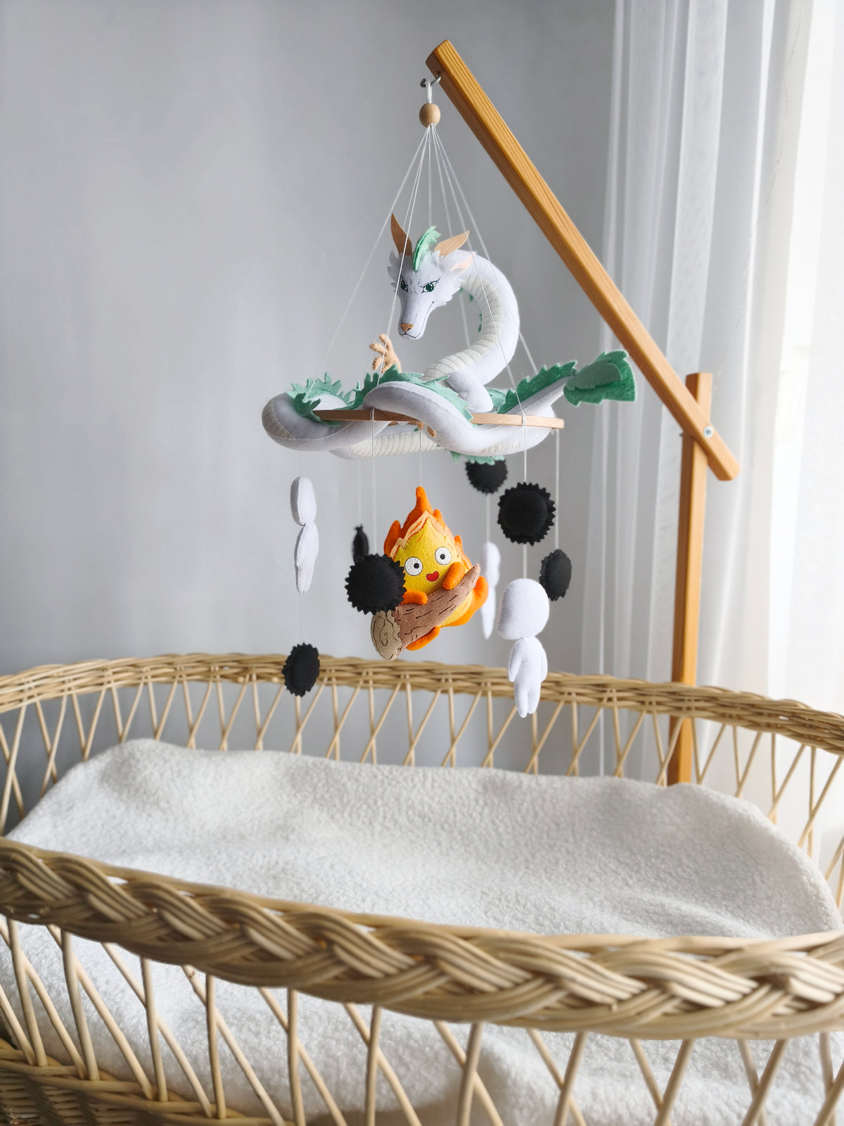 Giostrina musicale neonato tema Ghibli con drago Haku, Calcifer e Kodama in feltro, regalo nascita artigianale