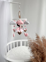 Mobile culla Minnie Mouse rosa feltro cuori oro neonata sopra lettino bianco cameretta bambina
