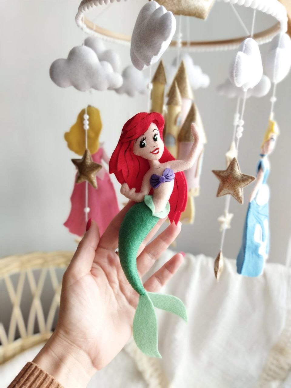 Mobile musicale culla con Ariel dai capelli rossi, nuvole grigio chiaro e bianco e stelle oro, regalo nascita neonata