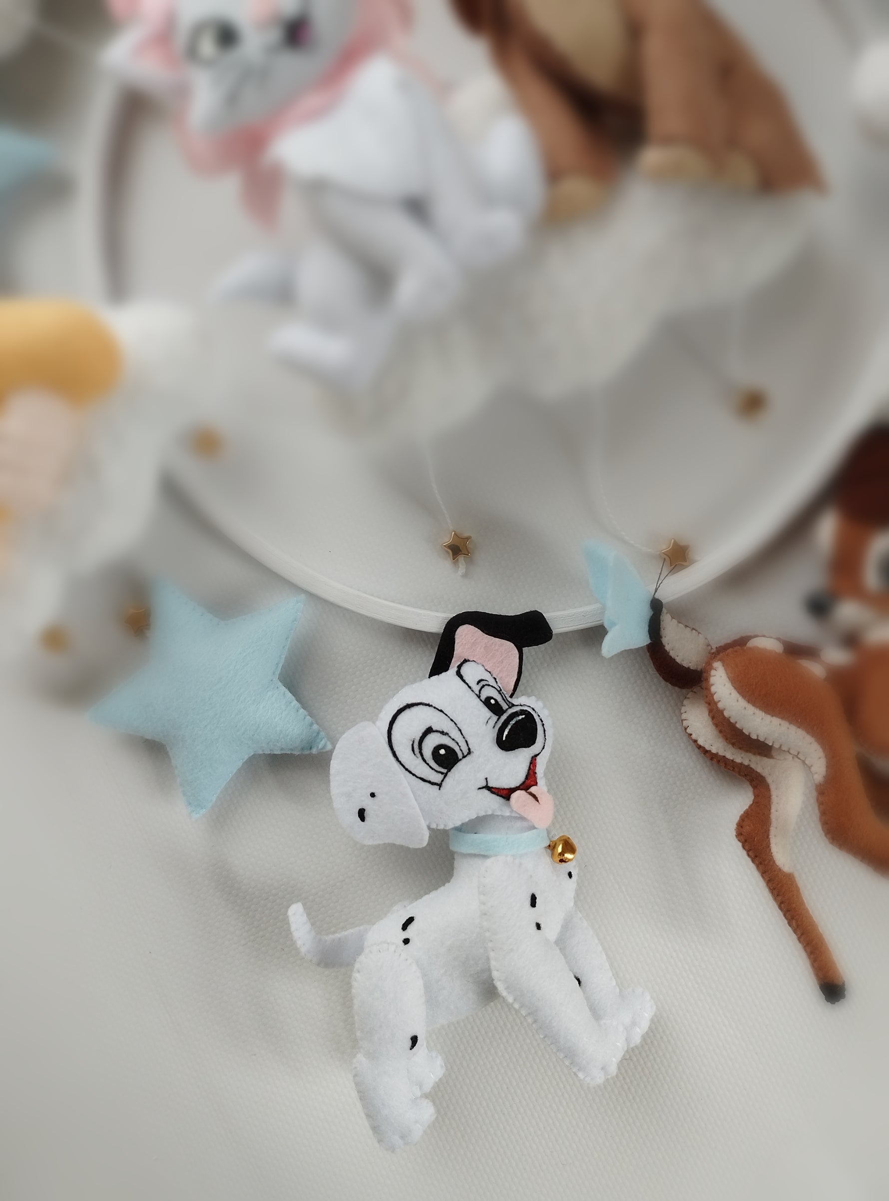 Mobile musicale culla con cane dalmata bianco e stella azzurro pastello in feltro ricamato a mano, regalo nascita bimbo