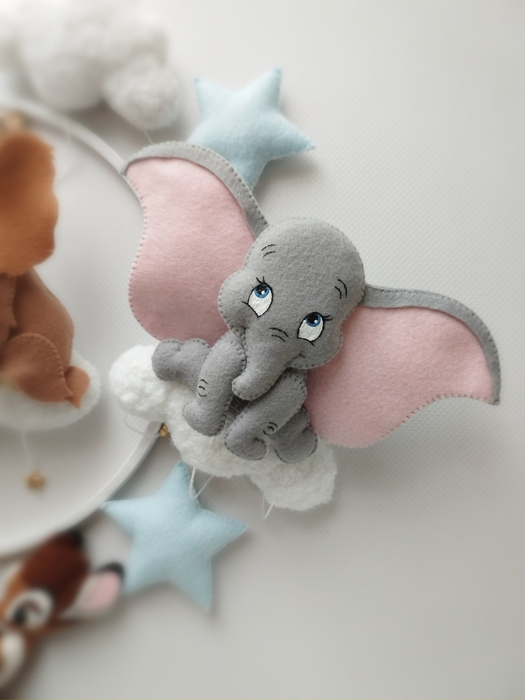 Mobile musicale culla con elefante Dumbo grigio, orecchie rosa e stelle azzurro pastello, decorazione lettino neonati