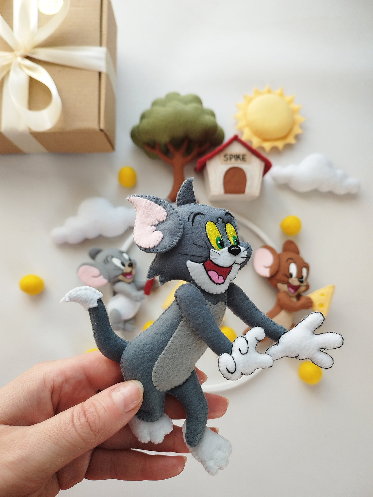Dettaglio mobile musicale culla con gatto Tom grigio fumo, guanti bianchi e orecchie rosa in feltro, regalo nascita bimbo