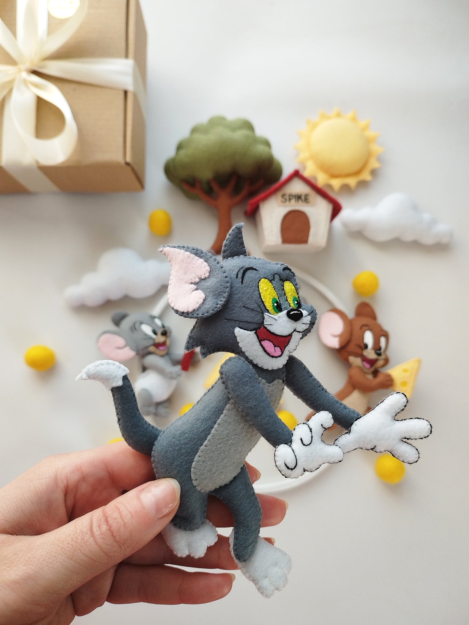 Dettaglio mobile musicale culla con gatto Tom grigio fumo, guanti bianchi e orecchie rosa in feltro, regalo nascita bimbo