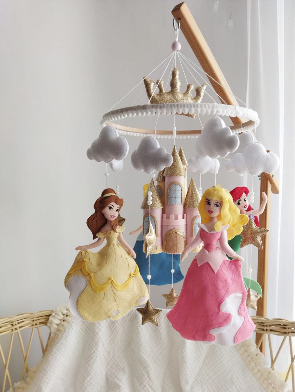 Mobile musicale culla con principesse Disney in feltro rosa e giallo, nuvole grigie e corona oro per lettino neonata