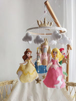 Mobile musicale culla con principesse Disney in feltro rosa e giallo, nuvole grigie e corona oro per lettino neonata