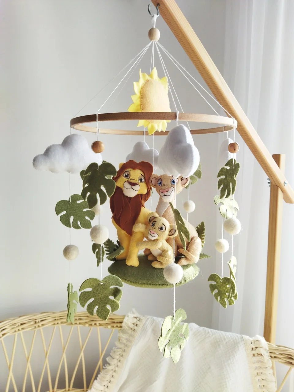 Giostrina musicale culla famiglia Simba cucita a mano in feltro, cerchio legno foglie monstera sole neonato