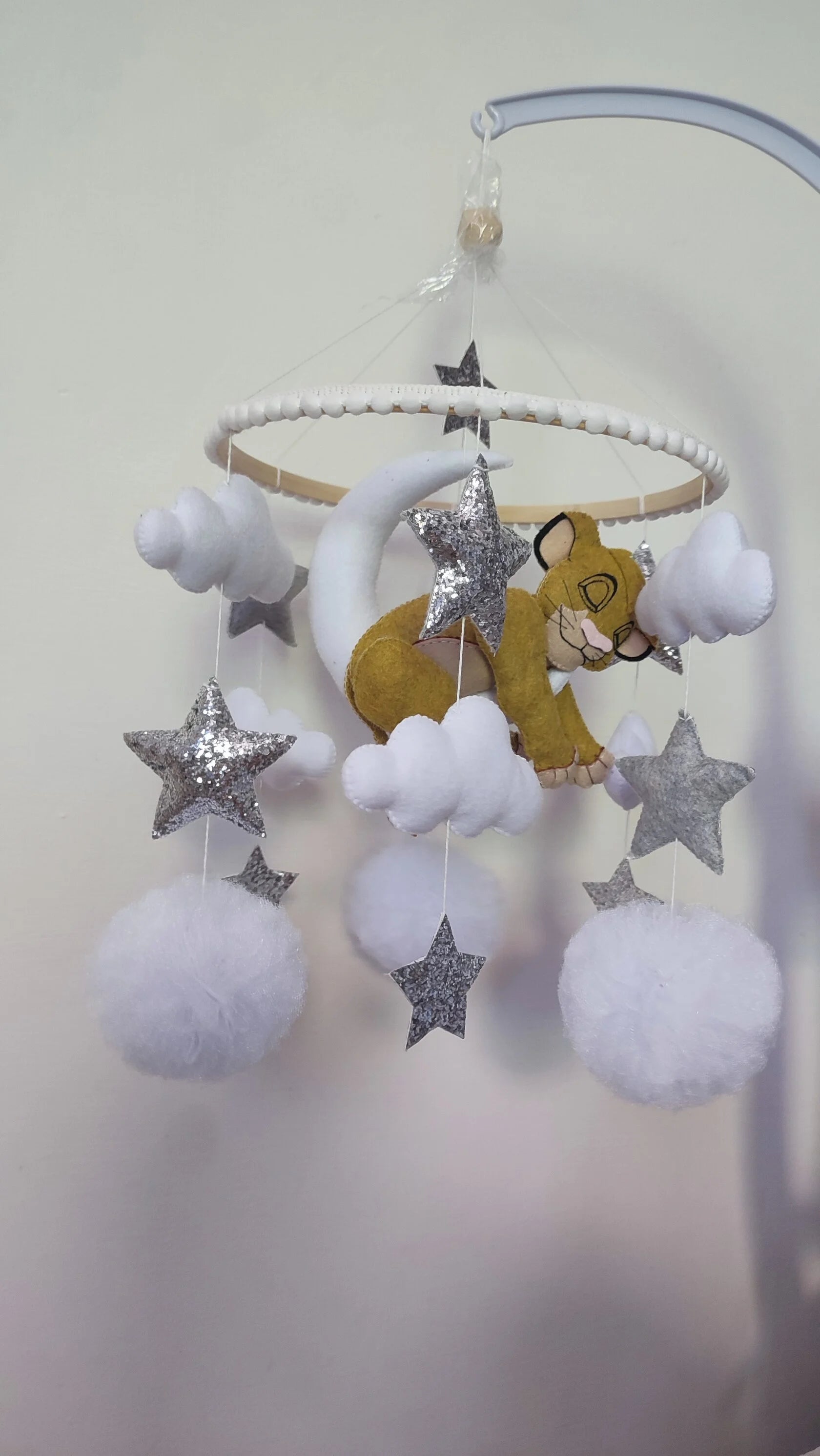 Giostrina musicale per culla Simba Re Leone in feltro, con nuvole e stelle argento glitter, cerchio legno con pompom