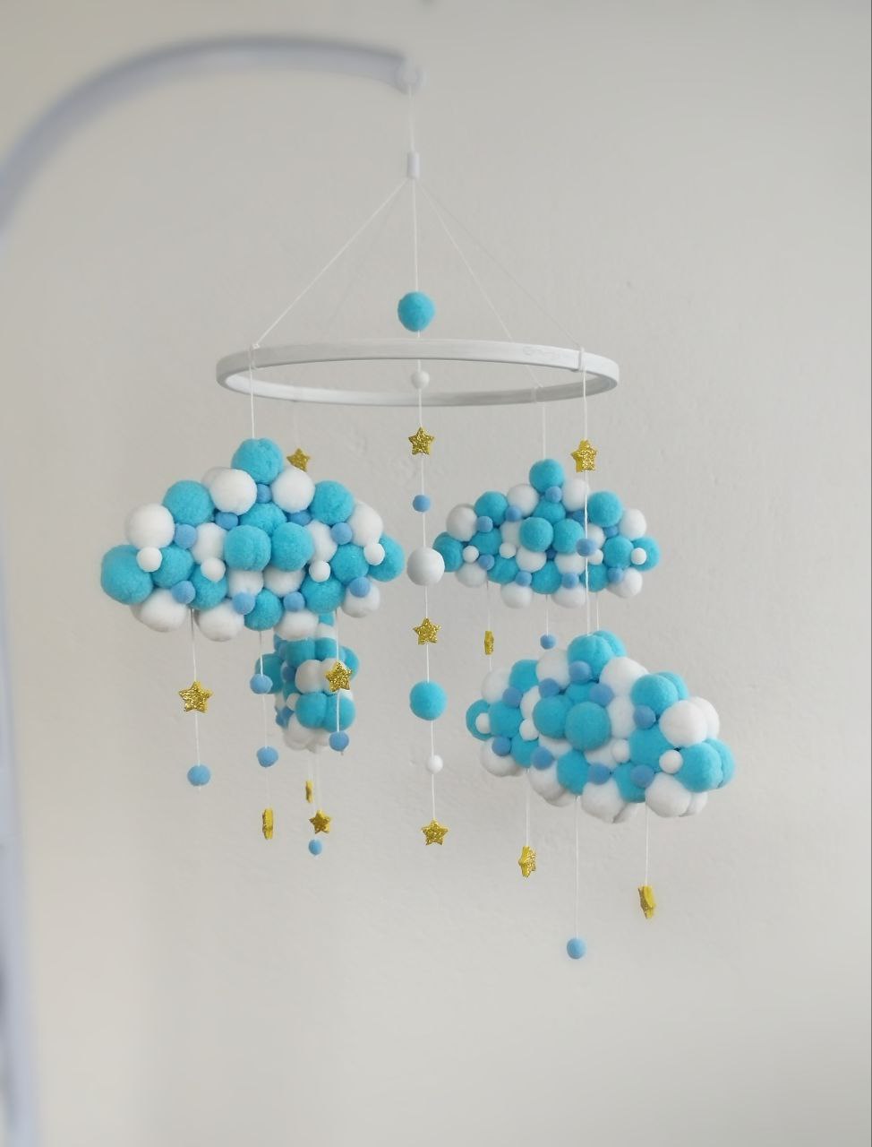 Giostrина musicale culla nuvole pon pon feltro turchese e bianco con stelline glitter oro per neonato