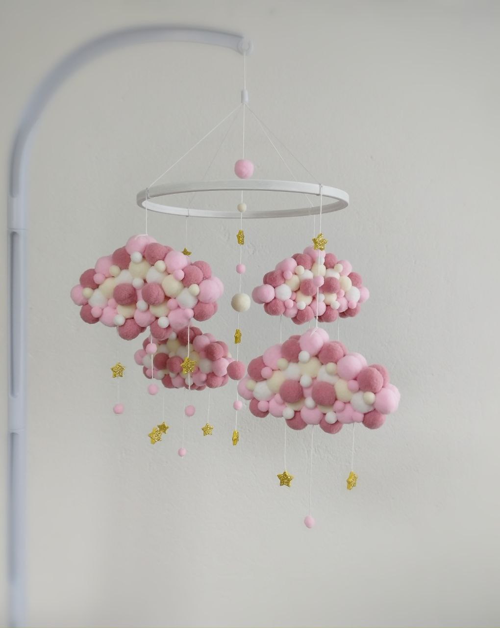 Mobile culla nuvole pon pon feltro toni rosa e bianco stelline dorate giostrина personalizzata neonata