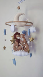 Giostrina musicale artigianale in feltro cucita a mano, famiglia Re Leone con stelle blu e oro, nuvole e luna per neonato