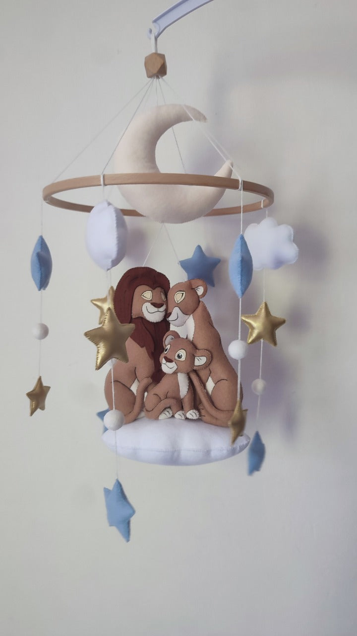 Giostrina musicale artigianale in feltro cucita a mano, famiglia Re Leone con stelle blu e oro, nuvole e luna per neonato
