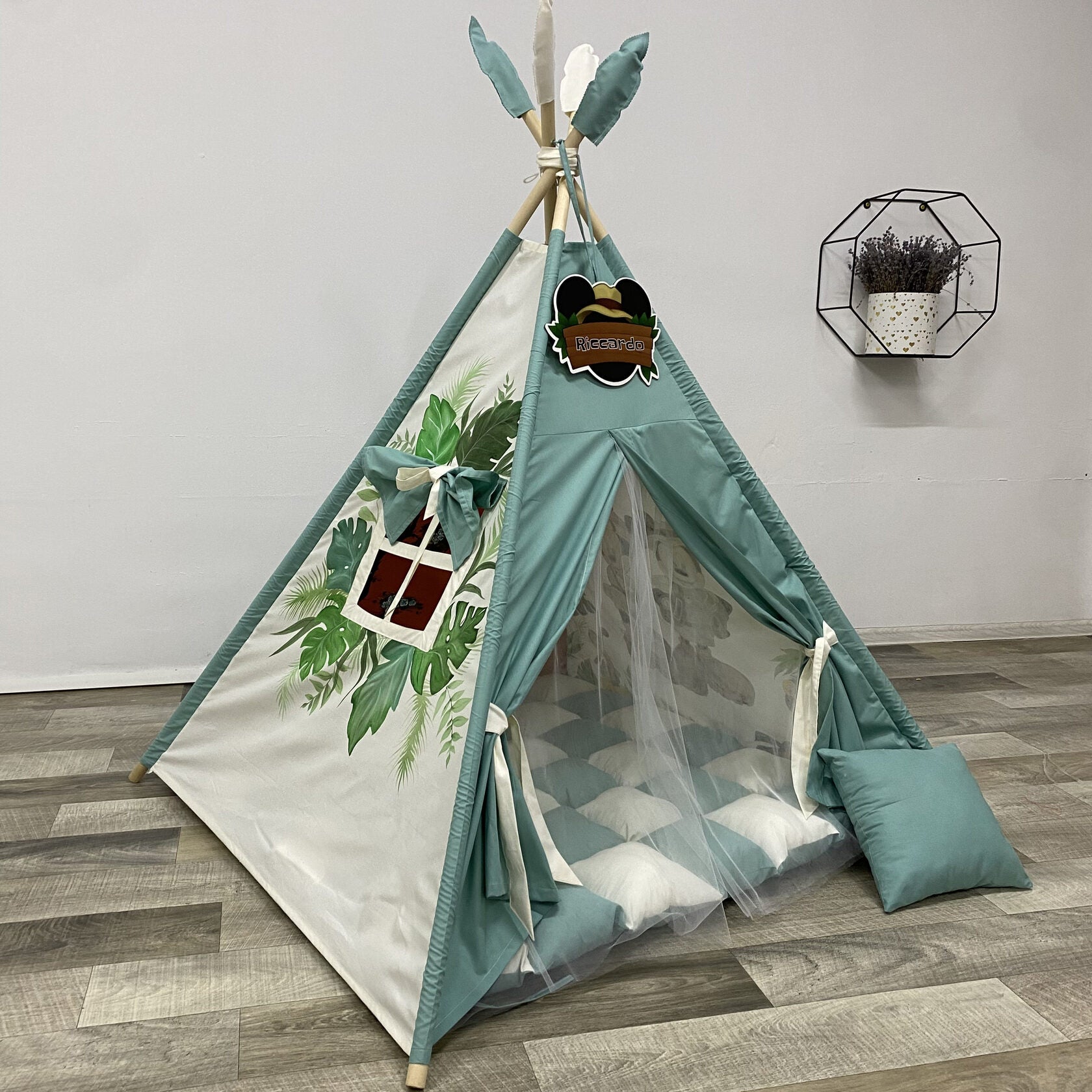 Tenda teepee bambini verde salvia stile safari dipinta a mano con foglie tropicali, nome personalizzato, tulle e cuscini