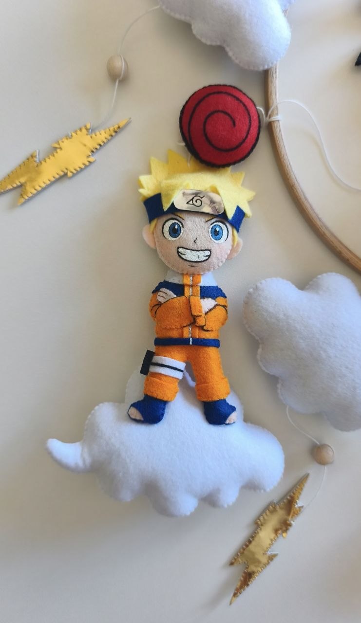Naruto in feltro sulla nuvola con fulmini dorati e simbolo a spirale rosso per giostrina culla