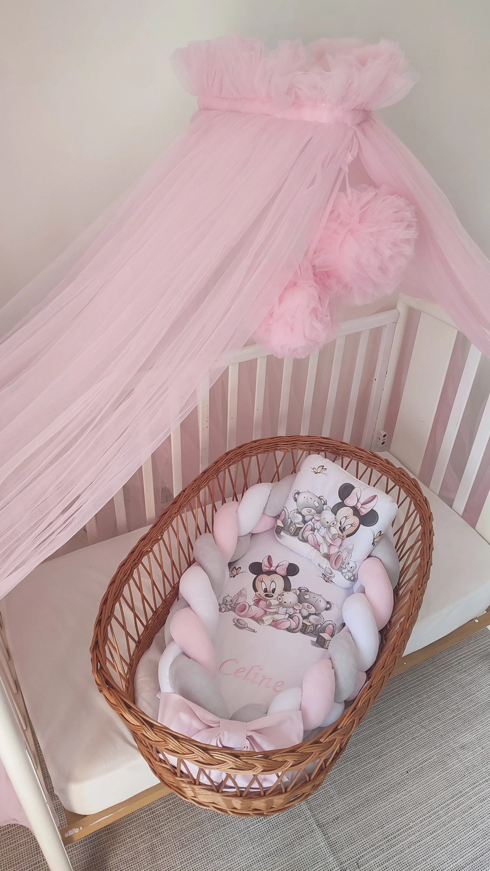 Riduttore nido neonato intrecciato personalizzato in cesta vimini e baldacchino in tulle rosa fantasia topolina