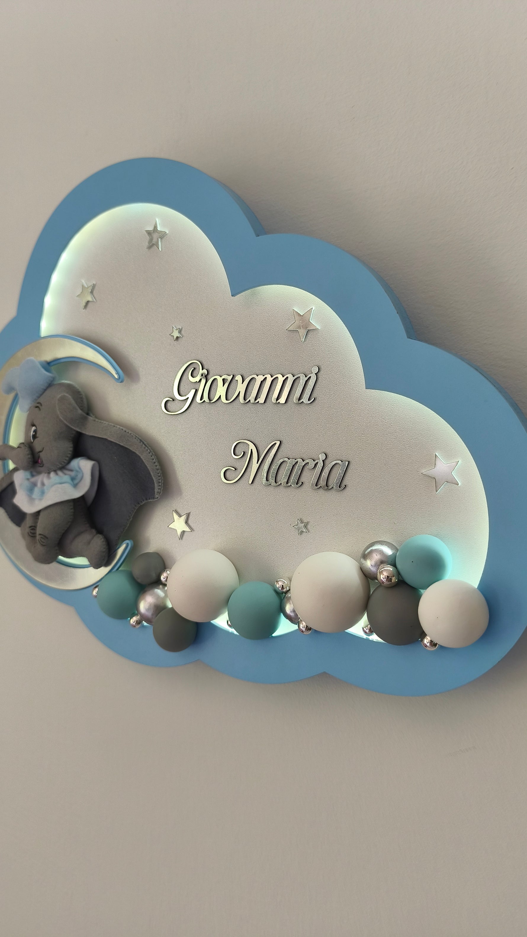 Nomi personalizzati Giovanni Maria su lampada nuvola azzurra con retroilluminazione LED e palline tiffany e grigie.