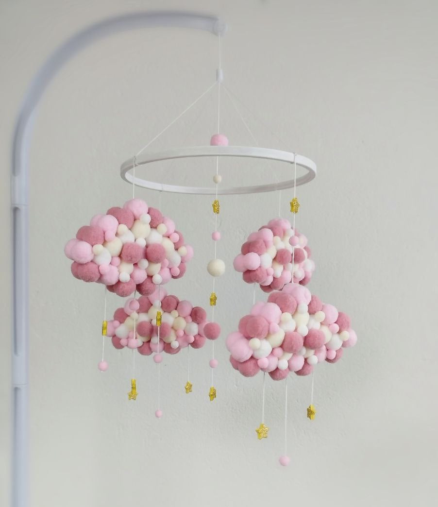 Giostrина musicale culla nuvole pon pon feltro rosa antico rosa cipria e bianco con stelline glitter oro