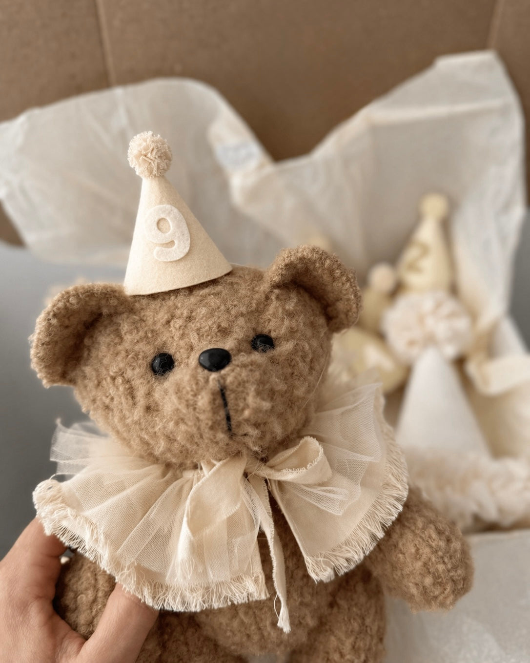 Orsetto peluche beige con cappellino numero compleanno e colletto in tulle