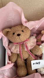 Orsetto di peluche artigianale in una confezione regalo con carta velina rosa per neonati