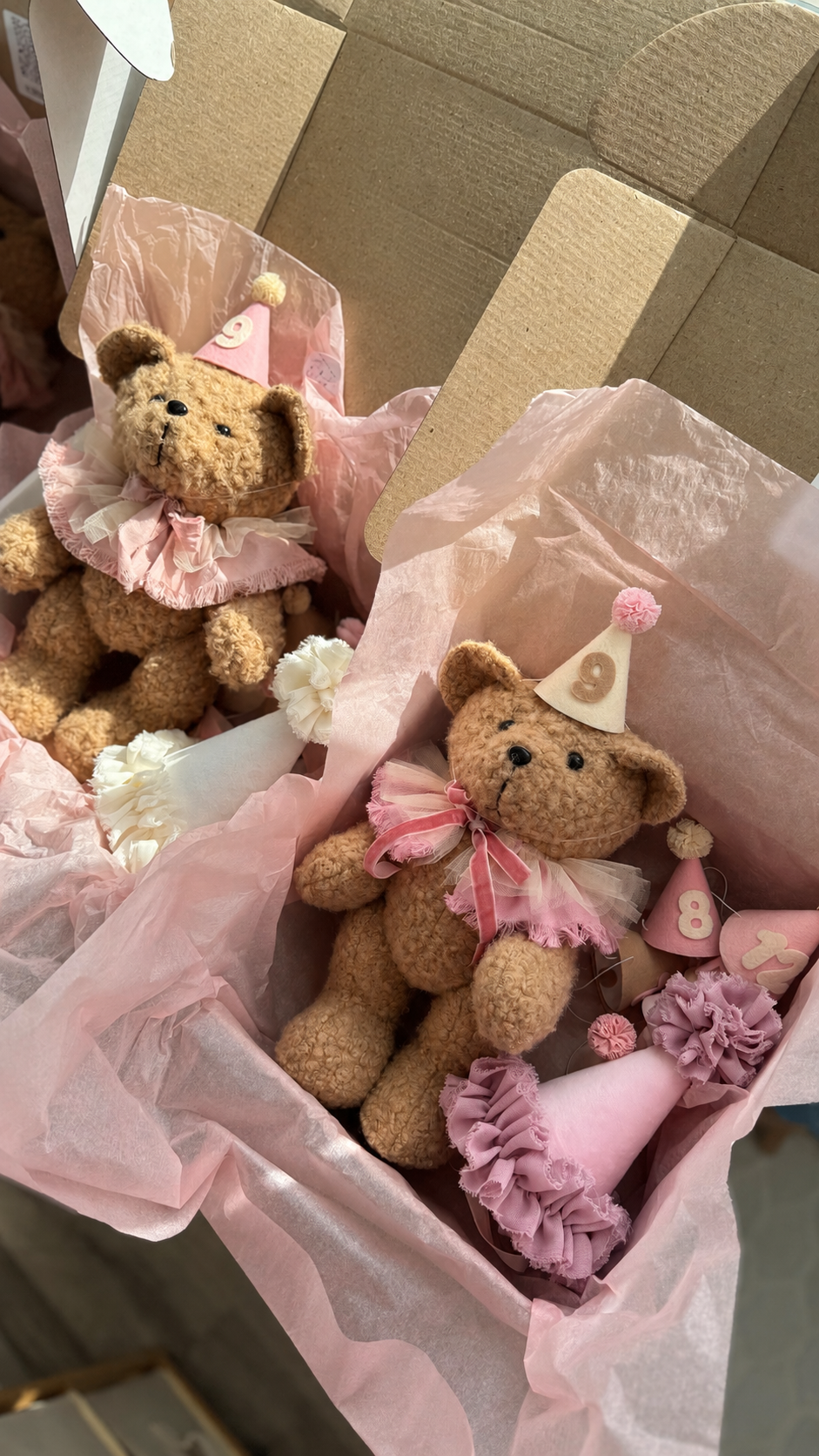 Orsetti di peluche in scatola regalo con cappellini numerati rosa per festeggiare i mesi del neonato