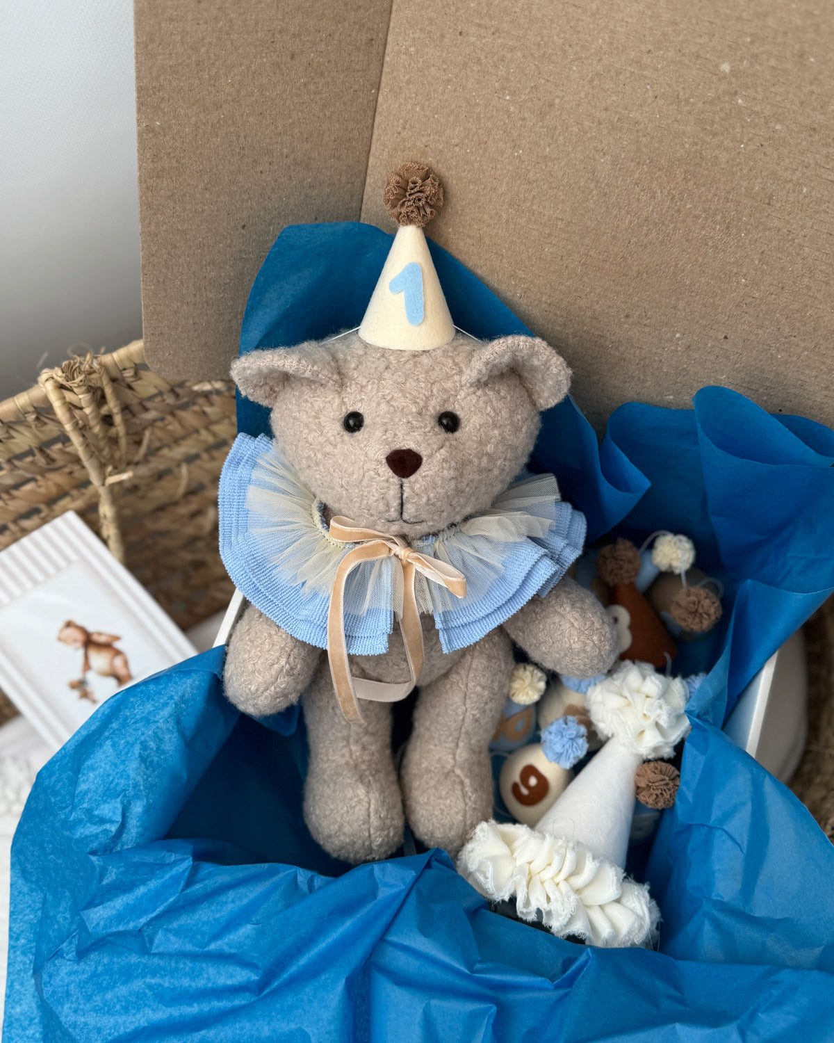 Orsetto peluche grigio con cappellino numero 1 e colletto azzurro in confezione regalo