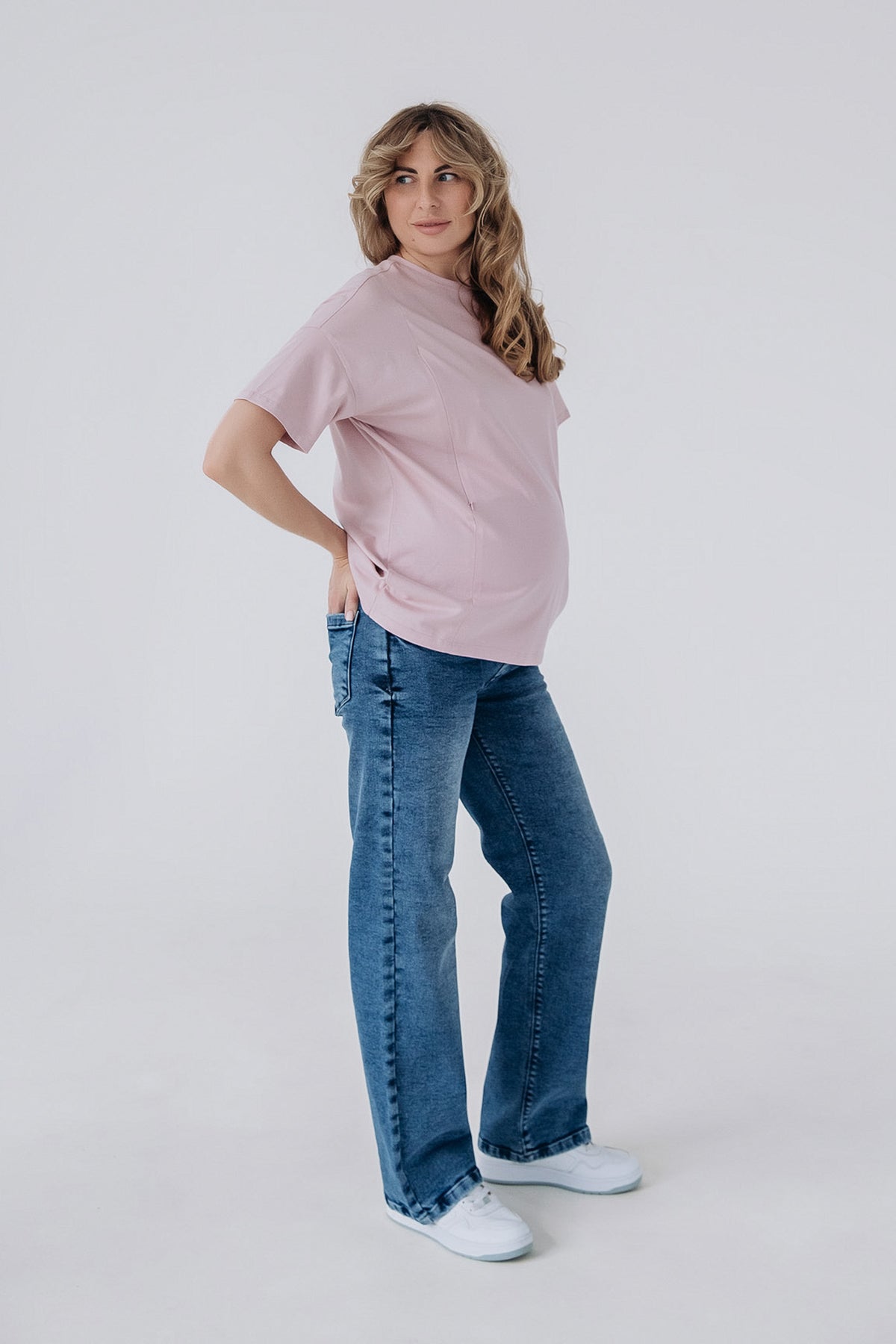 Outfit premaman: t-shirt oversize rosa e jeans a gamba larga per gravidanza, look casual comodo 