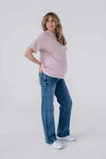 Outfit premaman: t-shirt oversize rosa e jeans a gamba larga per gravidanza, look casual comodo 