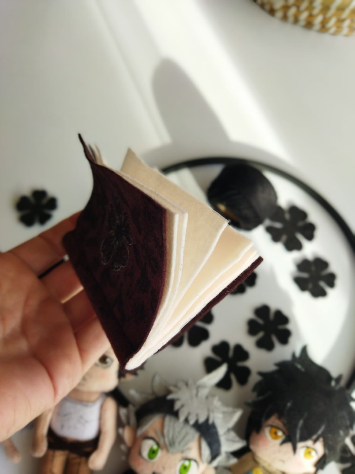  Giostrina culla Black Clover dettaglio pagine aperte del grimorio in feltro fatto a mano, mobile letto neonato anime