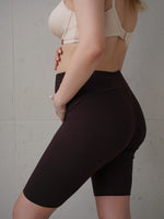 Pantaloncini premaman cioccolato in cotone elasticizzato, dettaglio della vestibilità vista di lato