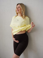 Pantaloncini ciclista premaman cioccolato abbinati a una t-shirt, look comodo in gravidanza