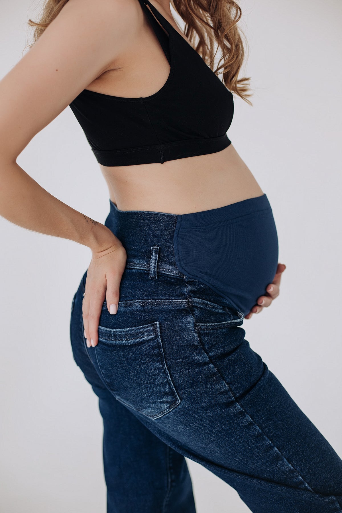 Primo piano pancera in jeans premaman blu scuro con fascia elastica regolabile