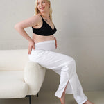 Pantaloni premaman bianchi in cotone ed elastan con spacco, look luminoso in gravidanza e nel post parto