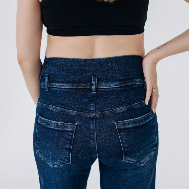 Pantaloni premaman in denim blu scuro, cotone ed elastan, ideali in gravidanza e nel post parto