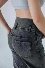 Pantaloni premaman in denim grigio con fascia in maglia morbida, ideali anche nel post parto
