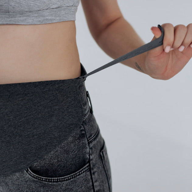 Pantaloni premaman grigio scuro in cotone ed elastan, elastici e resistenti, adatti anche al post parto