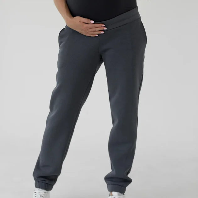 Pantaloni premaman Warm&Cosy grigio grafite in felpa garzata con fascia alta in maglia sopra il pancione