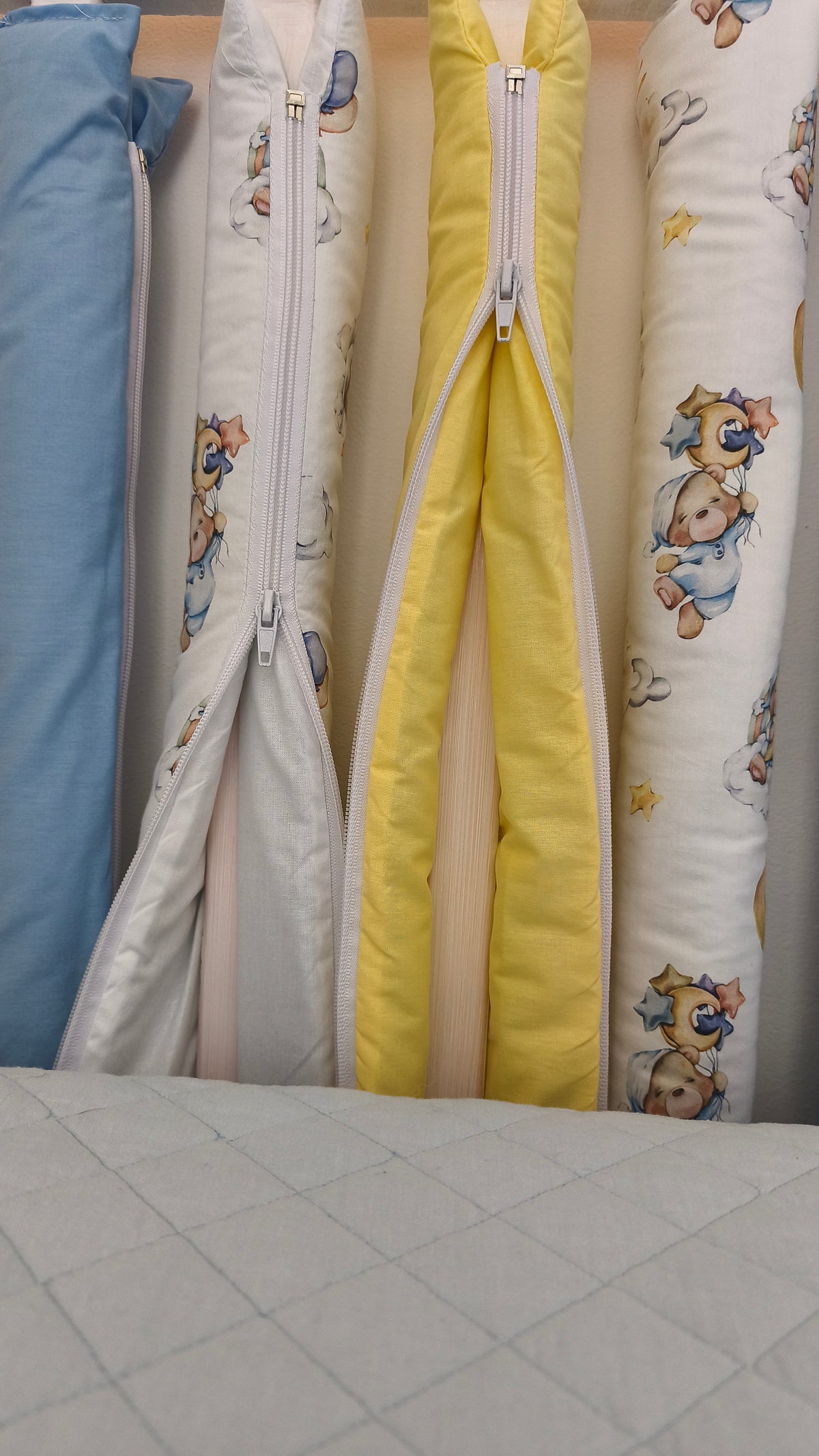 Paracolpi americani sfoderabile con zip per lettino neonato, fodera in cotone orsetti e tinta unita giallo rimovibile 