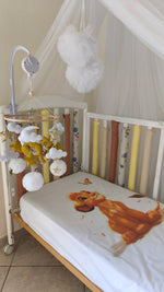 Paracolpi americani per lettino neonato in cotone, alternanza tinta unita ocra giallo e terracotta con fantasia leoncini, baldacchino tulle bianco con pompon