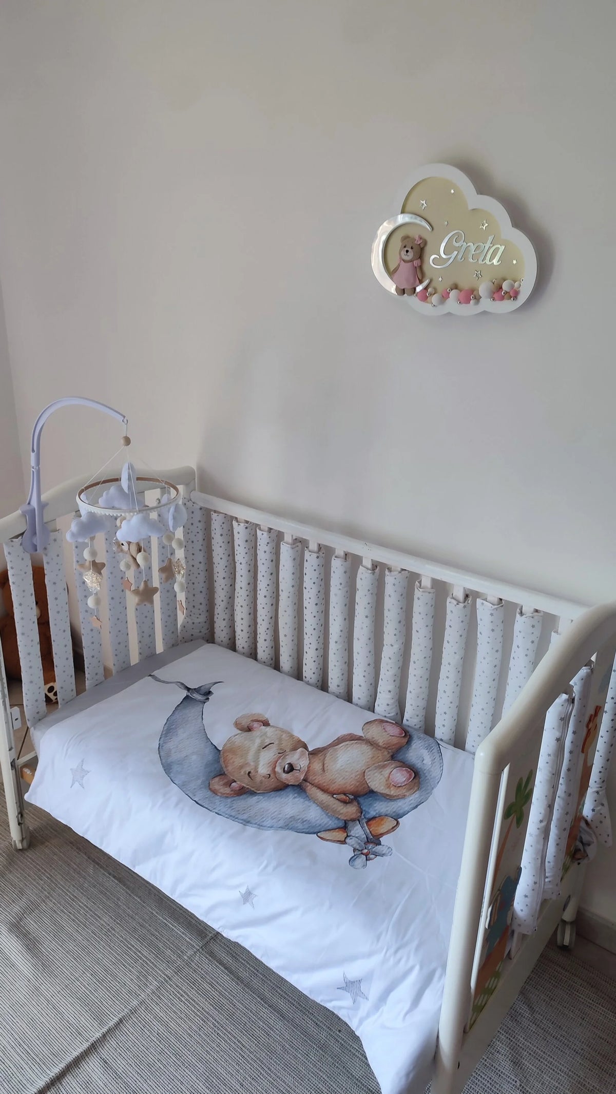 aracolpi americani lettino neonato in cotone bianco con motivo orsetto e stelle, abbinati a piumino e mobile musicale per cameretta bambina