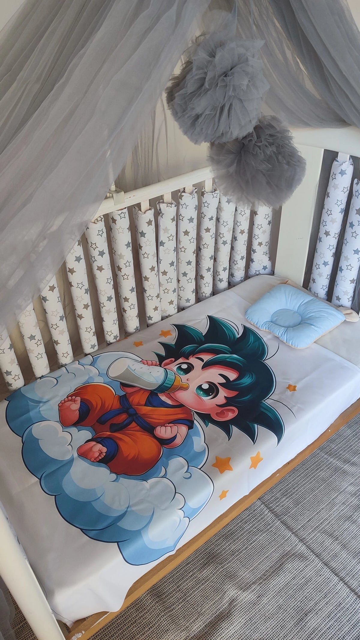 Paracolpi americani per lettino bambino in cotone bianco a stelle grigie, con baldacchino in tulle grigio e piumino coordinato, cameretta maschio