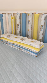 Set paracolpi americani per lettino piegati e impilati, fantasia orsetti acquerello con tinte unite giallo e celeste