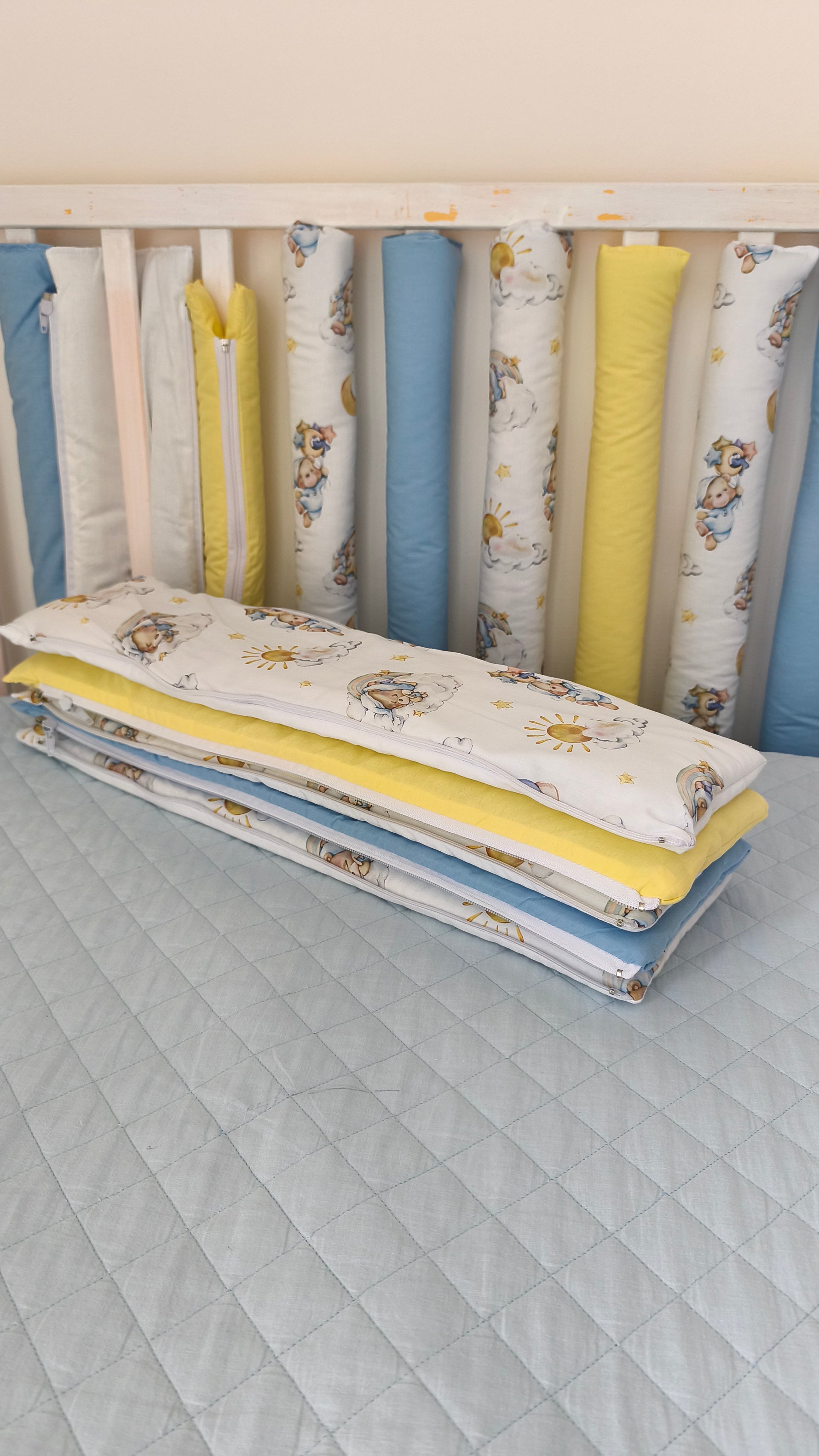 Set paracolpi americani per lettino piegati e impilati, fantasia orsetti acquerello con tinte unite giallo e celeste