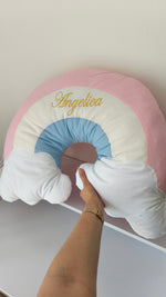 Paracolpi arcobaleno rosa celeste panna con nuvole bianche e nome ricamato in oro per cameretta neonata