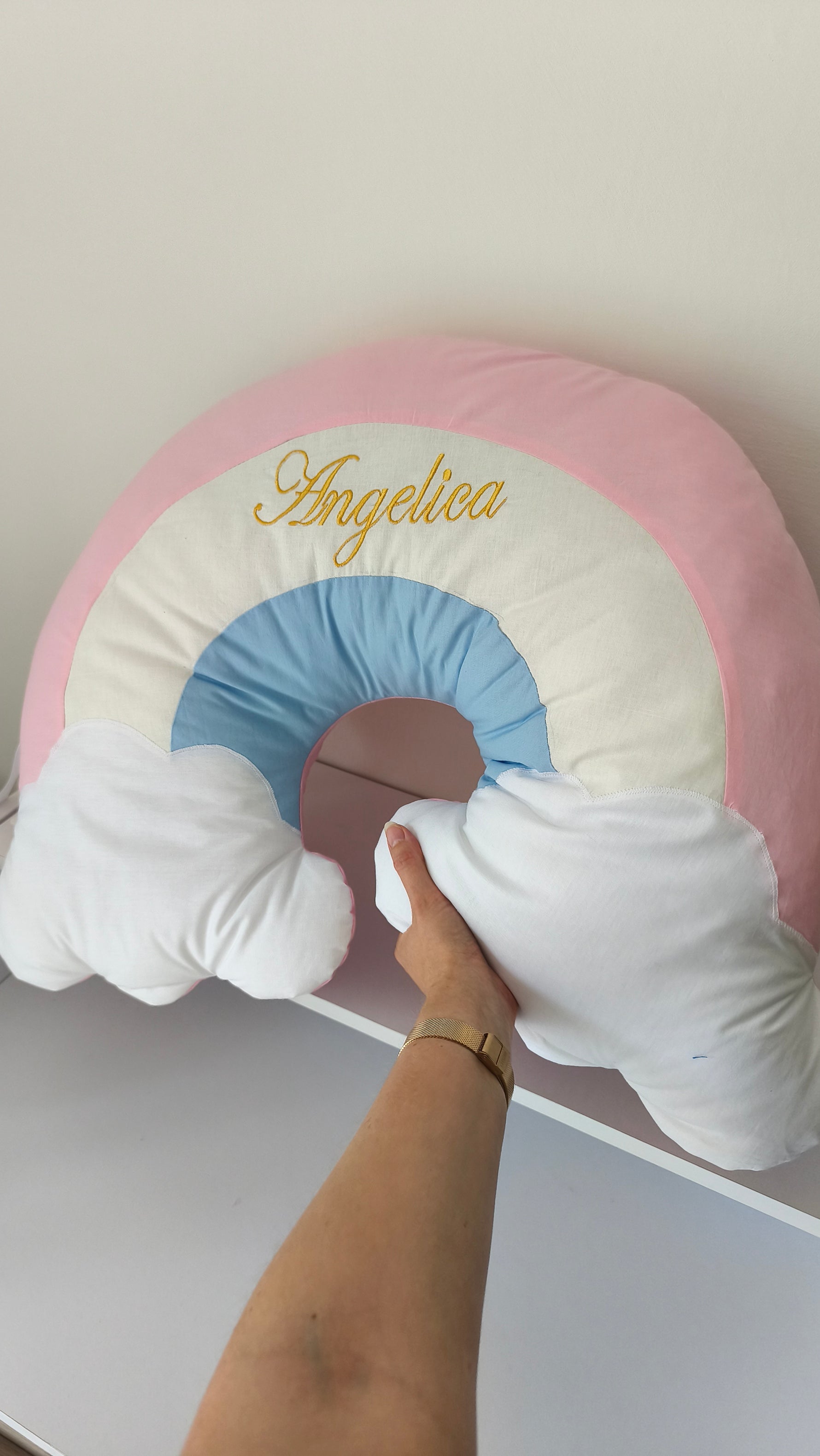 Paracolpi arcobaleno rosa celeste panna con nuvole bianche e nome ricamato in oro per cameretta neonata
