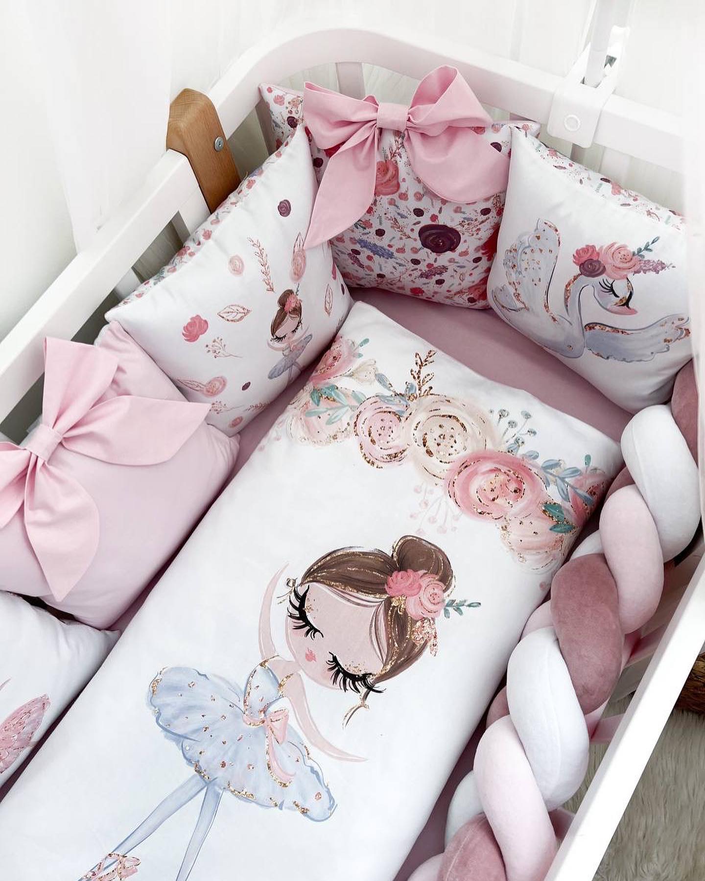 Set paracolpi cuscini sfoderabili neonata rosa, fantasia ballerina e cigno floreale, fiocchi rosa, treccia bianco rosa