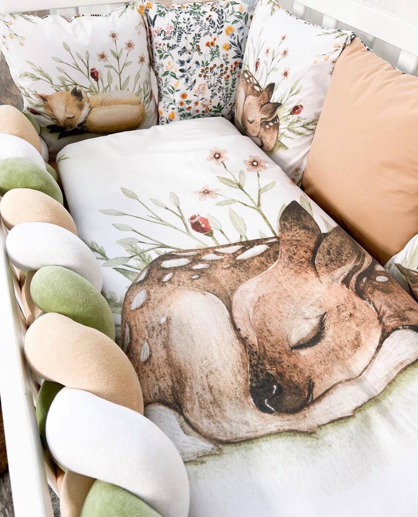 Set paracolpi cuscini sfoderabili lettino neonato, fantasia cerbiatto e volpe bosco floreale, treccia verde beige bianco