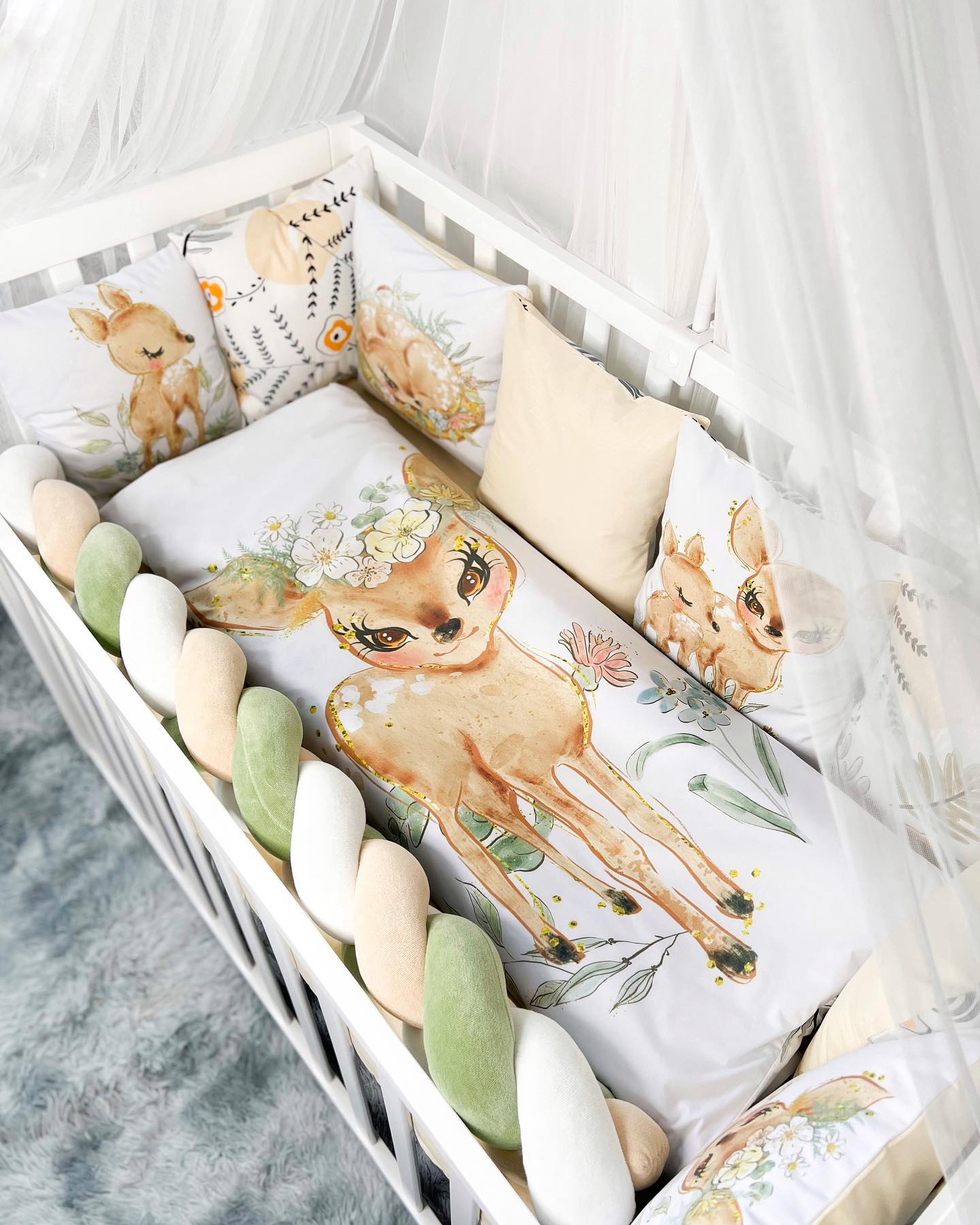 Set paracolpi cuscini sfoderabili lettino neonato, fantasia cerbiatto acquerello con fiori, treccia verde salvia beige bianco