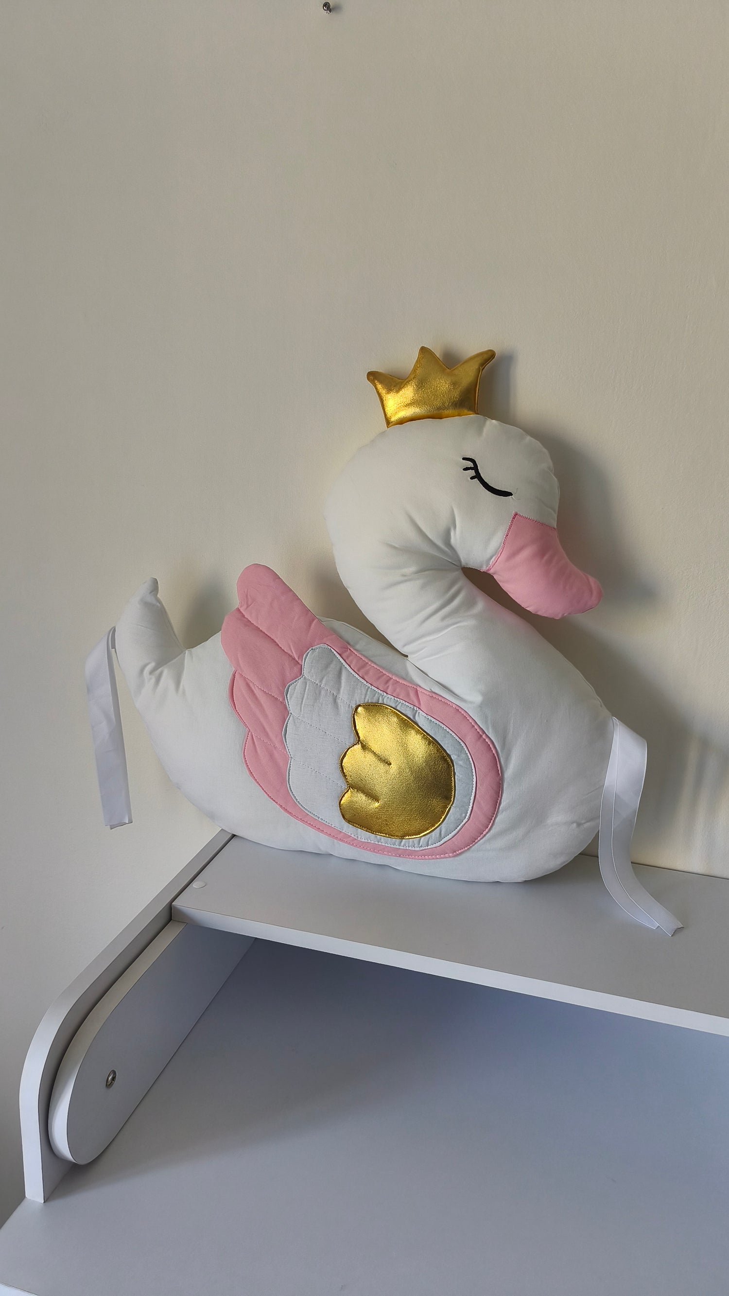 Paracolpi cigno principessa bianco con ali rosa e dettagli oro corona per lettino cameretta bambina