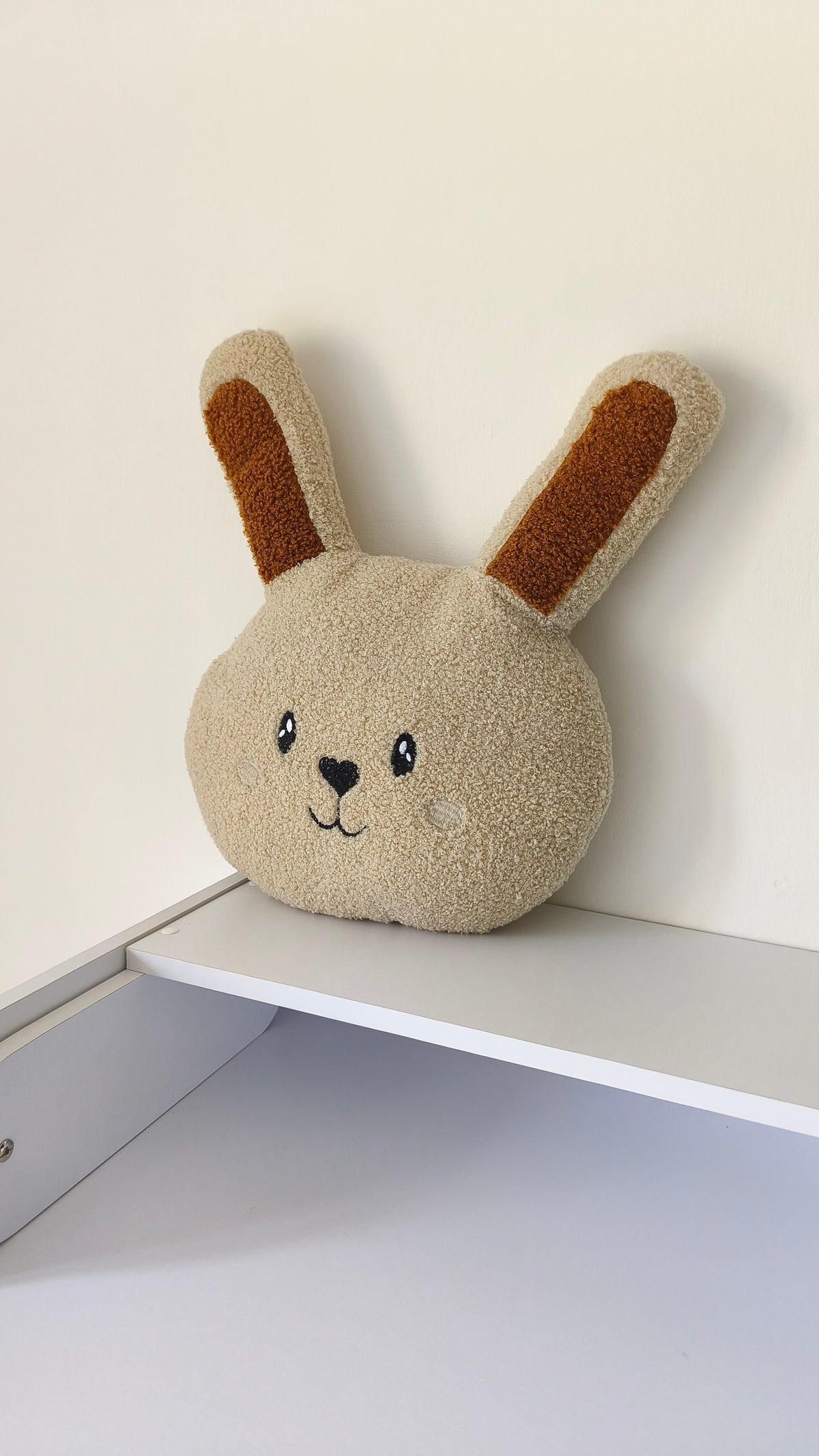 Cuscino decorativo coniglio bouclé beige orecchie marroni faccina per lettino cameretta neonato