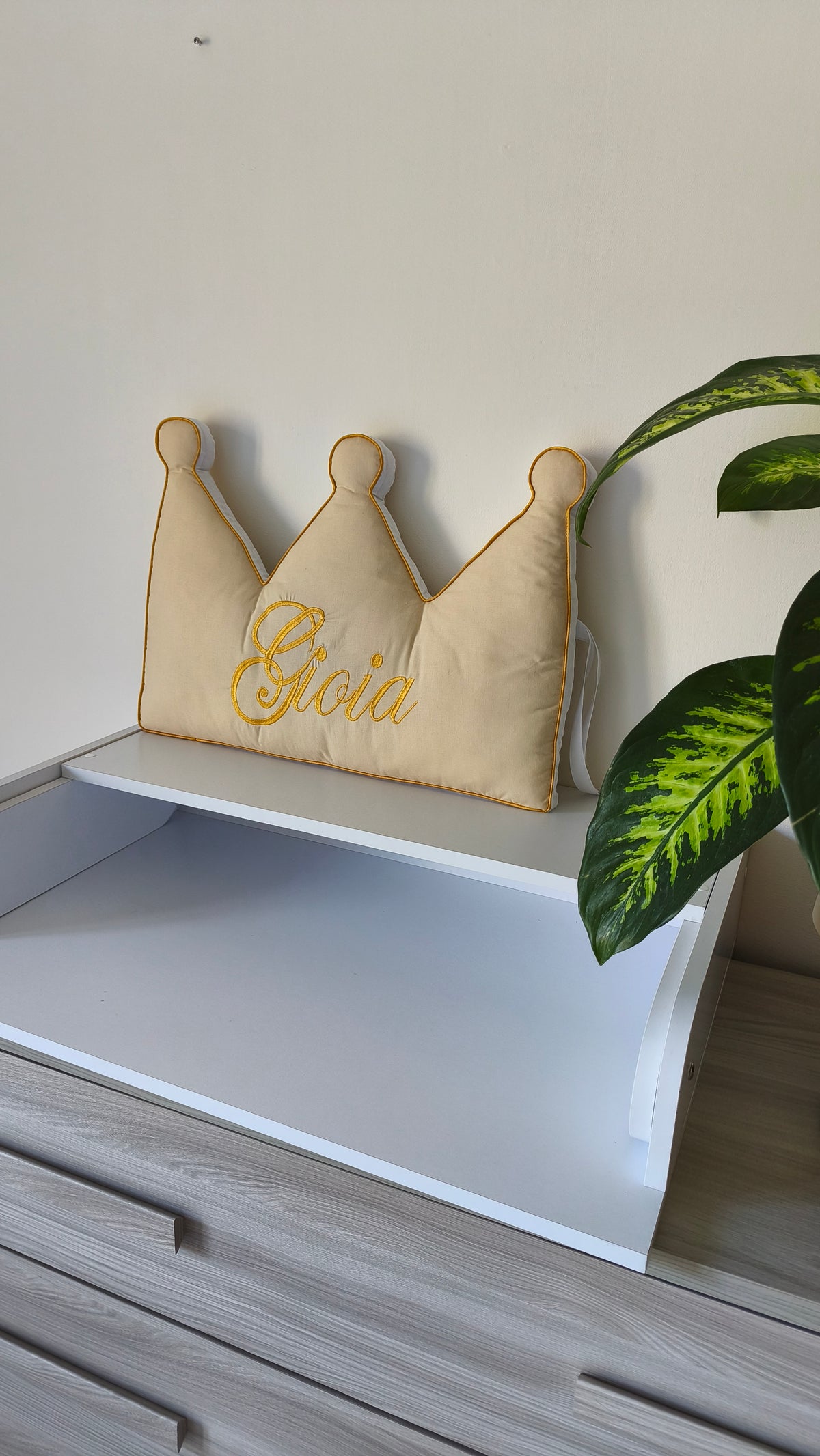 Cuscino decorativo corona color sabbia con ricamo personalizzato, perfetto come arredo per la cameretta dei bimbi