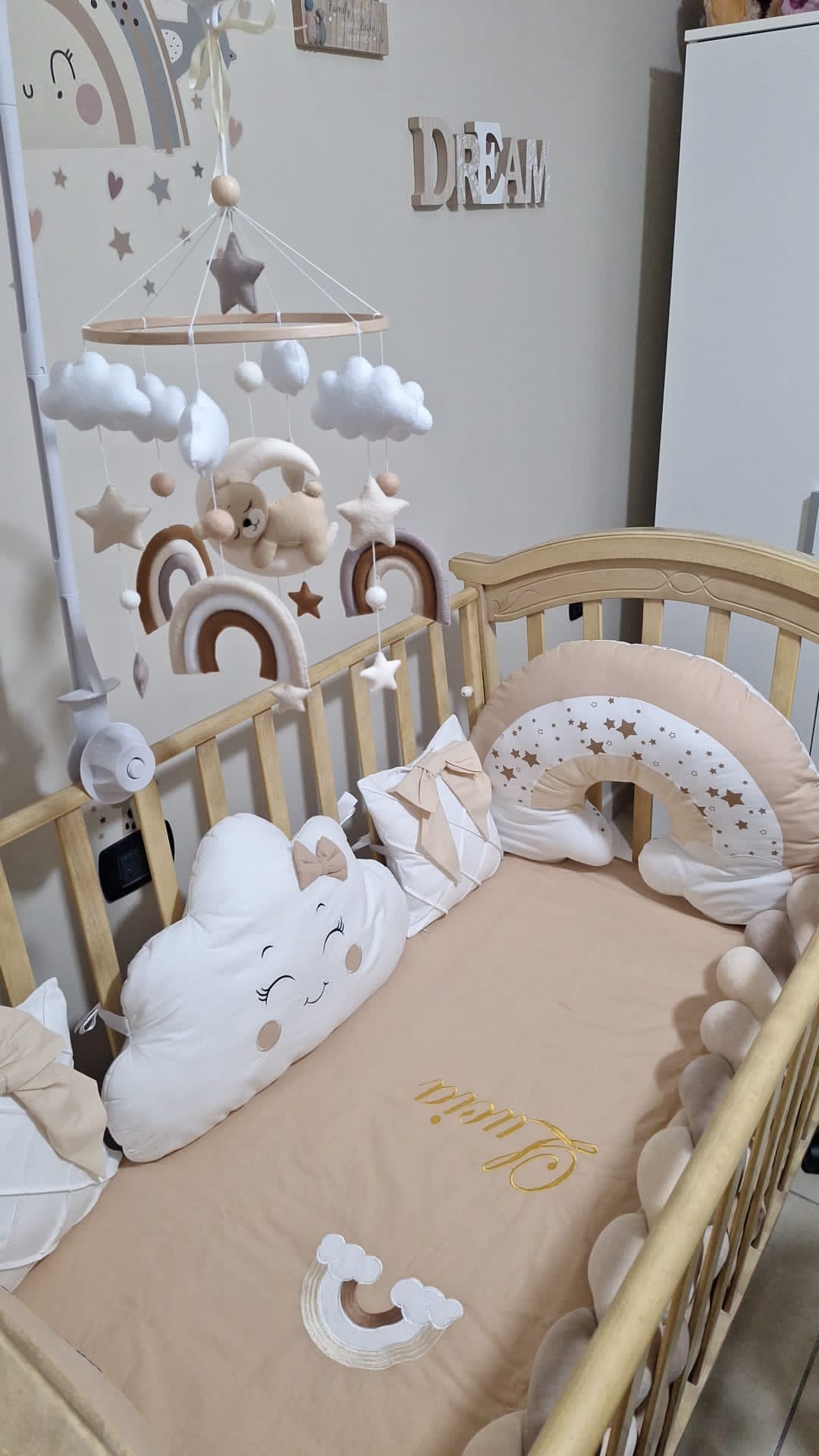Paracolpi lettino treccia beige con cuscini arcobaleno stelle nuvola e trapuntato per culla neonato unisex con giostrina